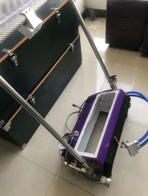 Detektor nieszczelności spoin w skrzyni próżniowej z próżnią 60 kPa, długością wykrywania spoin 400 mm i elektromagnesami o sile ssania 85 kg