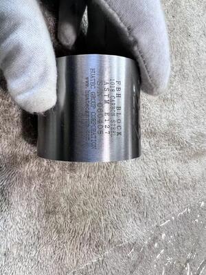 Zestaw 8 bloków otworów o płaskiej podłożu o amplitudzie powierzchni